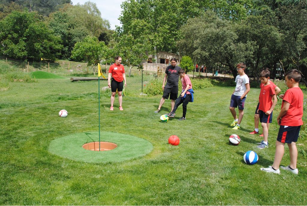 Santa Susanna aposta pel turisme familiar inaugurant el camp de futbolgolf de Can Rosich