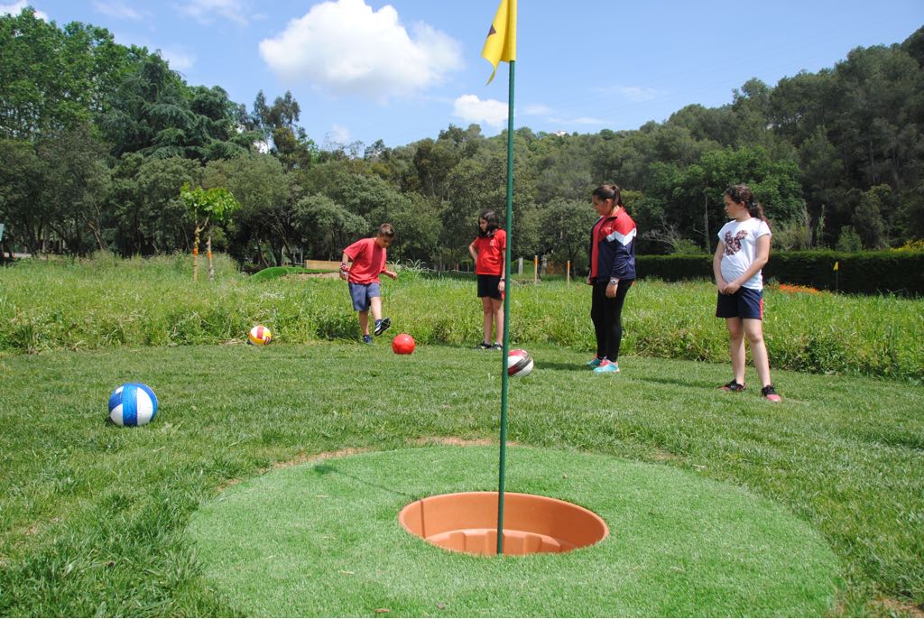 Santa Susanna aposta pel turisme familiar inaugurant el camp de futbolgolf de Can Rosich