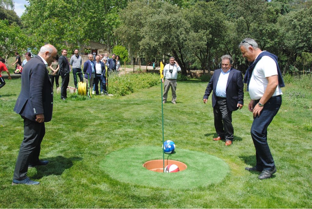 Santa Susanna aposta pel turisme familiar inaugurant el camp de futbolgolf de Can Rosich