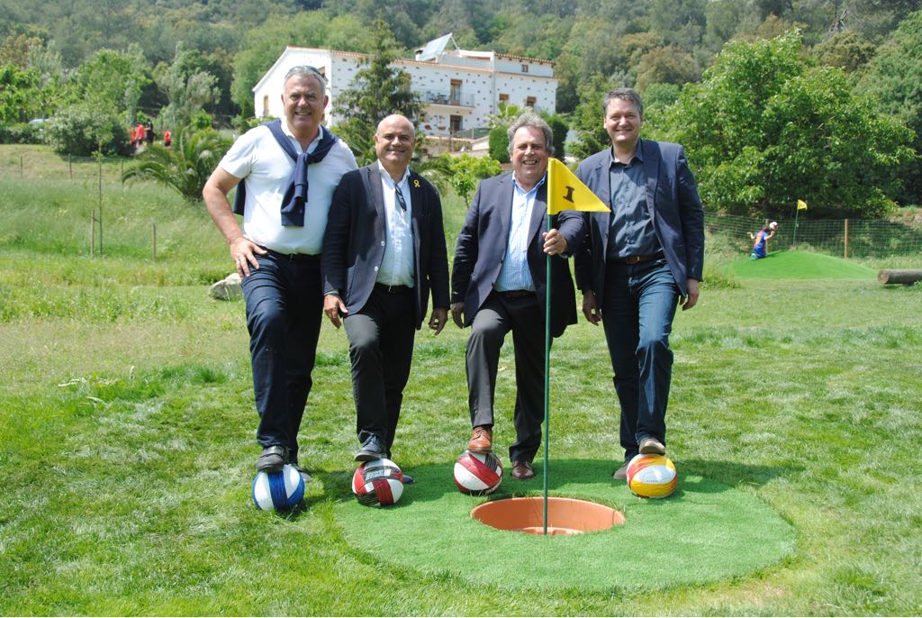 Santa Susanna aposta pel turisme familiar inaugurant el camp de futbolgolf de Can Rosich